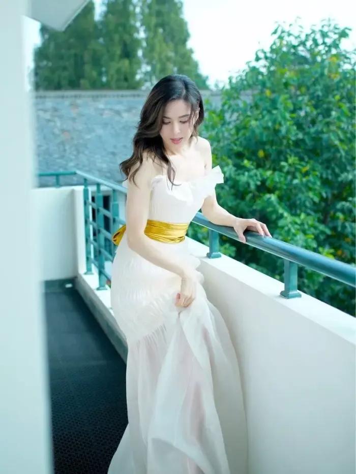54岁李若彤身材照曝光,54岁李若彤身材曲线引发热议