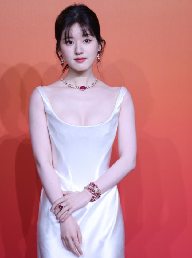 赵露思红毯一言难尽,赵露思倪妮红毯