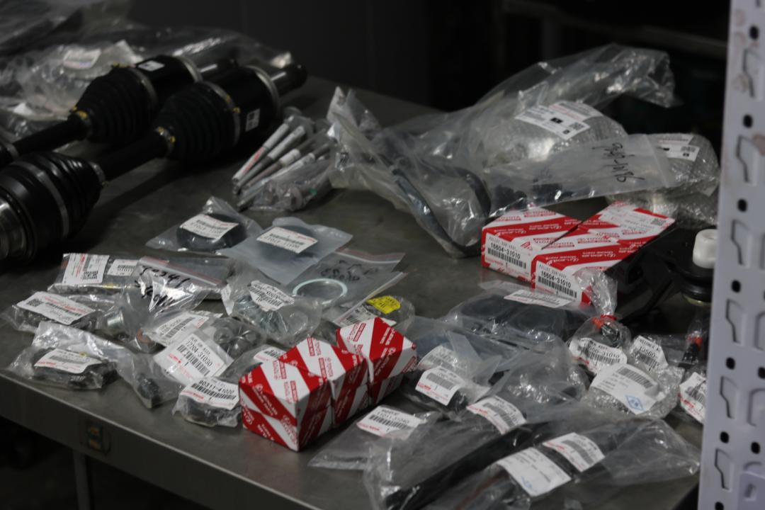 03年丰田霸道全车翻新多少钱,2004款丰田霸道拆车视频