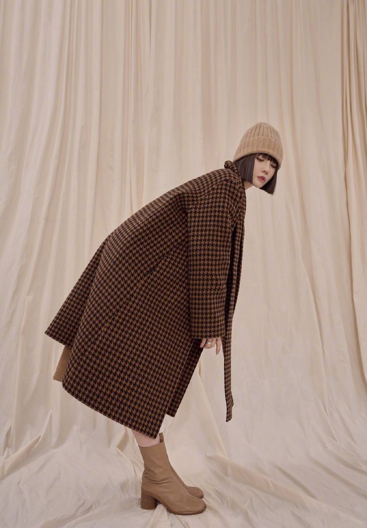 春季穿搭不用愁，千鸟格大衣高级穿搭，不会的照穿就好