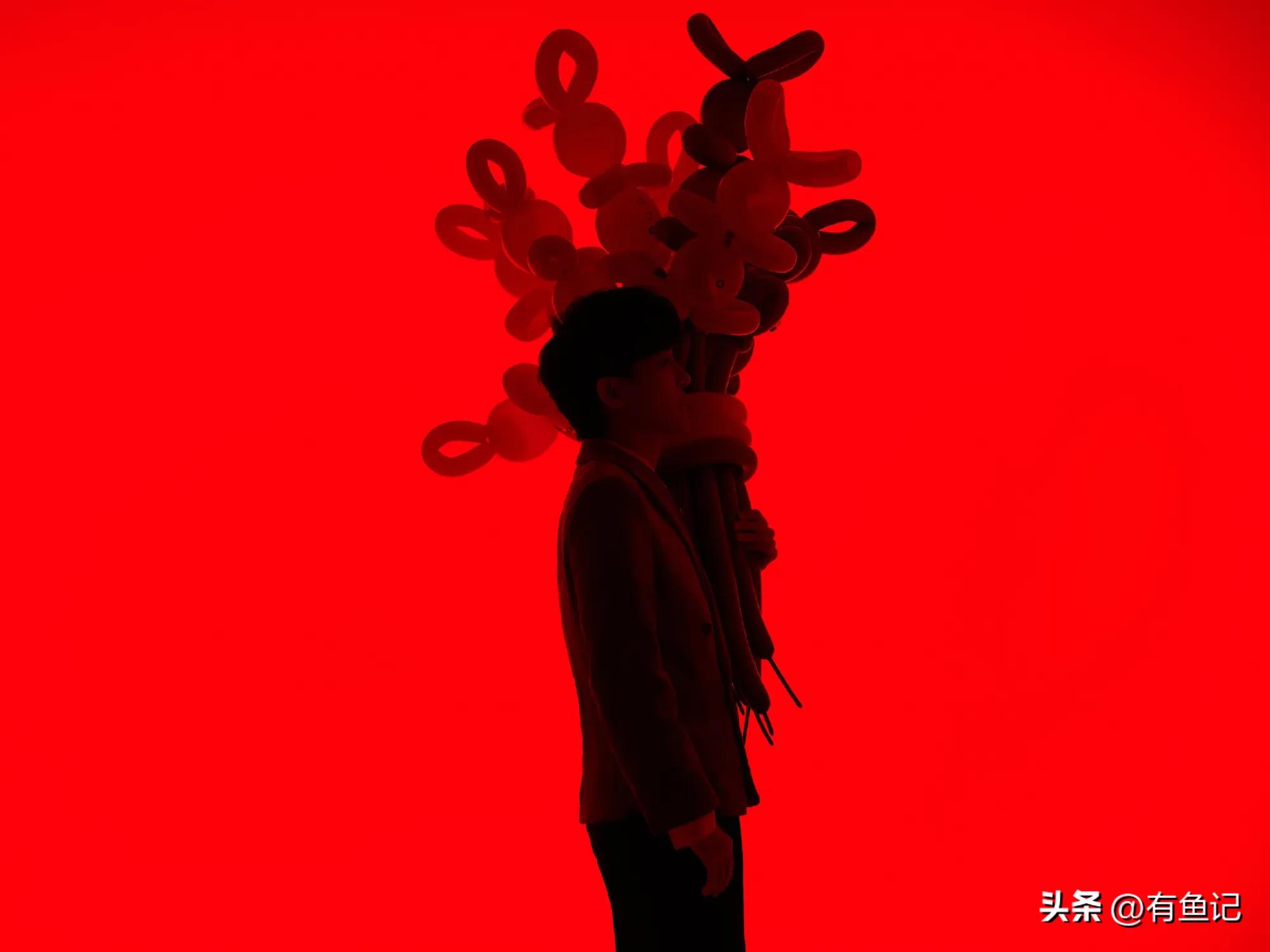 春晚舞台唱个人单曲，周深改词版《花开忘忧》温暖美好