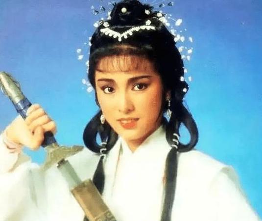 同样是成龙基因，把林凤娇儿子和吴绮莉女儿一对比，差距就出来了