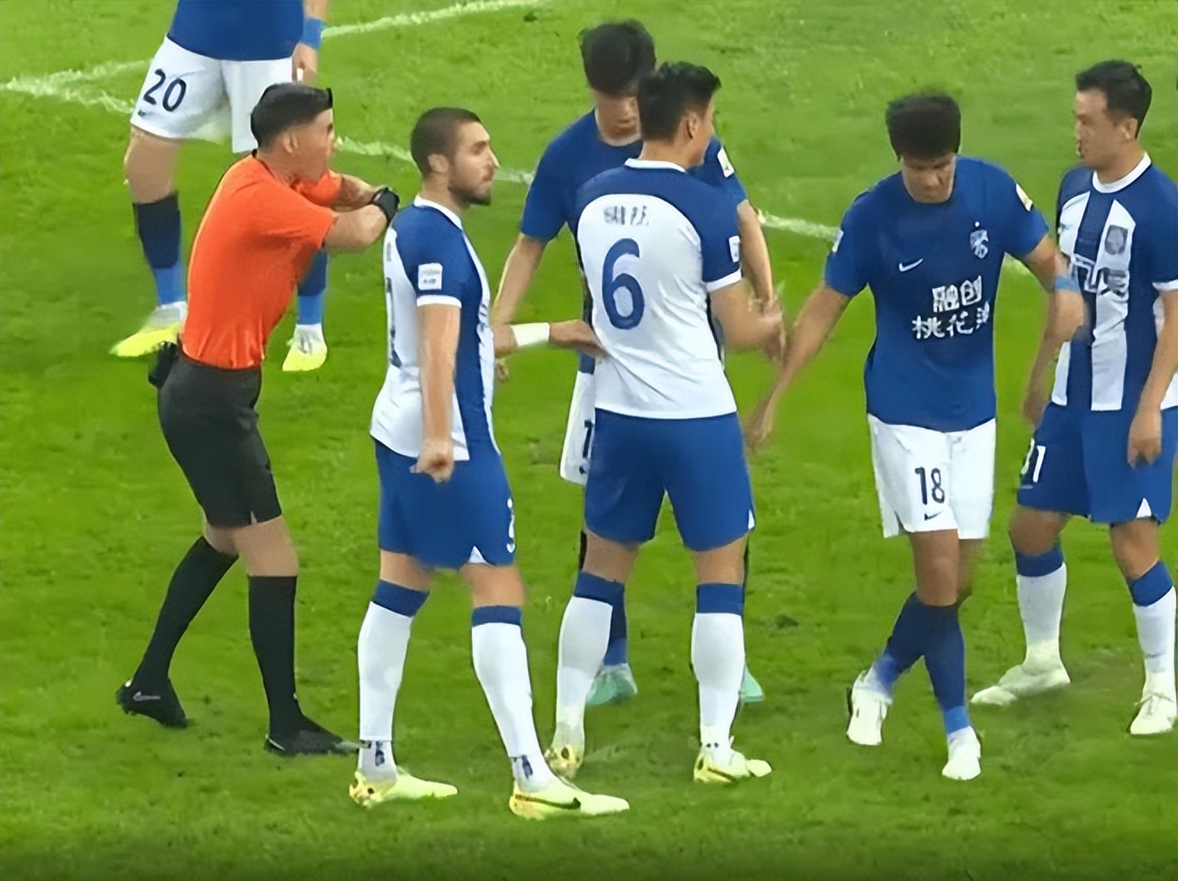 中超天津津门虎队对阵武汉三镇队,中国足球职业联赛在路上
