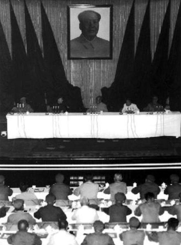 李白首创一个词牌，极为难写，佳作很少，毛*东泽**却写成千古名作