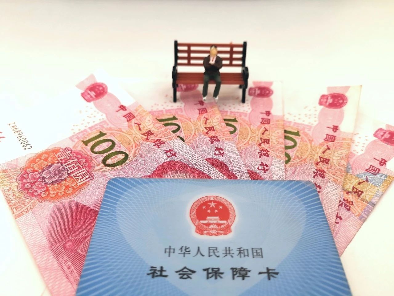 换工作中途断了一个月社保怎么办,社保中途断了几次对退休有影响吗