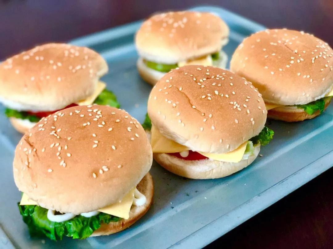 摆地摊卖汉堡包年挣百万,实体餐饮店生意难做