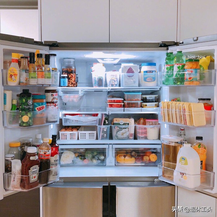 两个单开门冰箱和一个双开门冰箱,冰箱单开门和双开门利弊