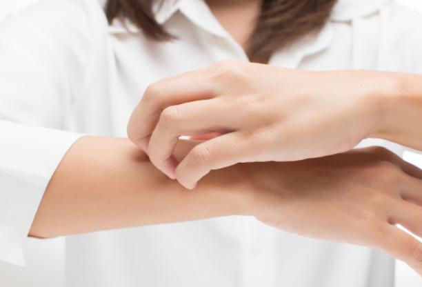 冬天来了皮肤干燥脱衣服有皮屑,一到冬天皮肤干燥掉皮屑像下雪