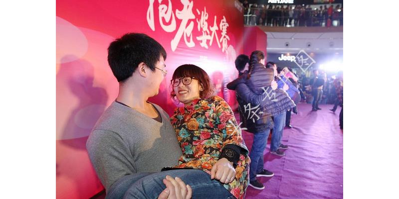 男邻居说捡到了我的衣服，我上去看了才发现那是我的内衣