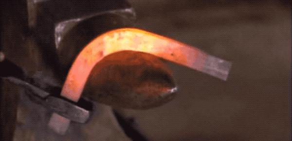 马为什么要钉马蹄铁,给马钉马蹄铁的视频