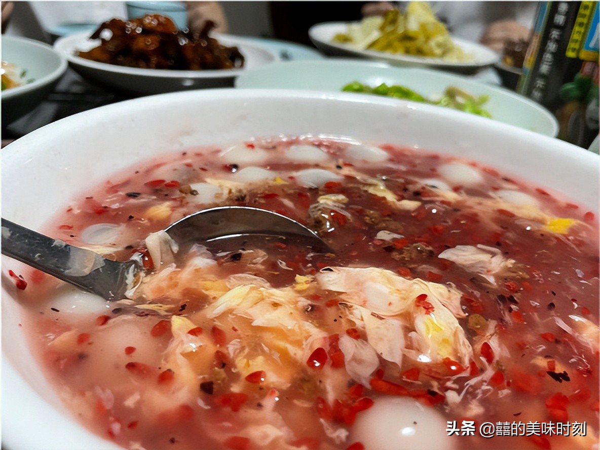 浙江大哥请客吃饭，点了12个菜却被朋友吐槽不已，网友：不识货