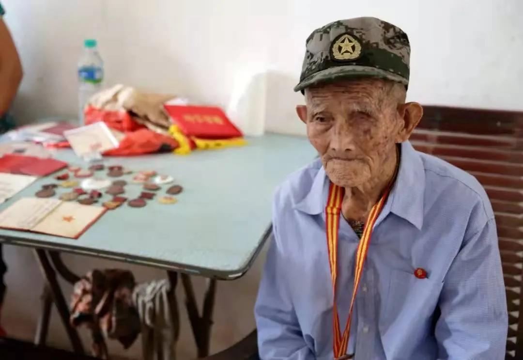 87岁老人为抗疫捐出2万,为疫情捐款2万的老人