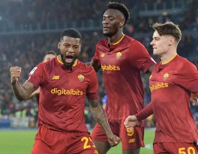 绌嗗竻琚仠璧涚綏椹幏杩炶儨,绌嗗竻娆у啝涓婇伃閲嶅垱