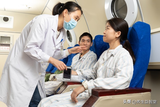 医务人员飞机施救,医生飞机上救孕妇