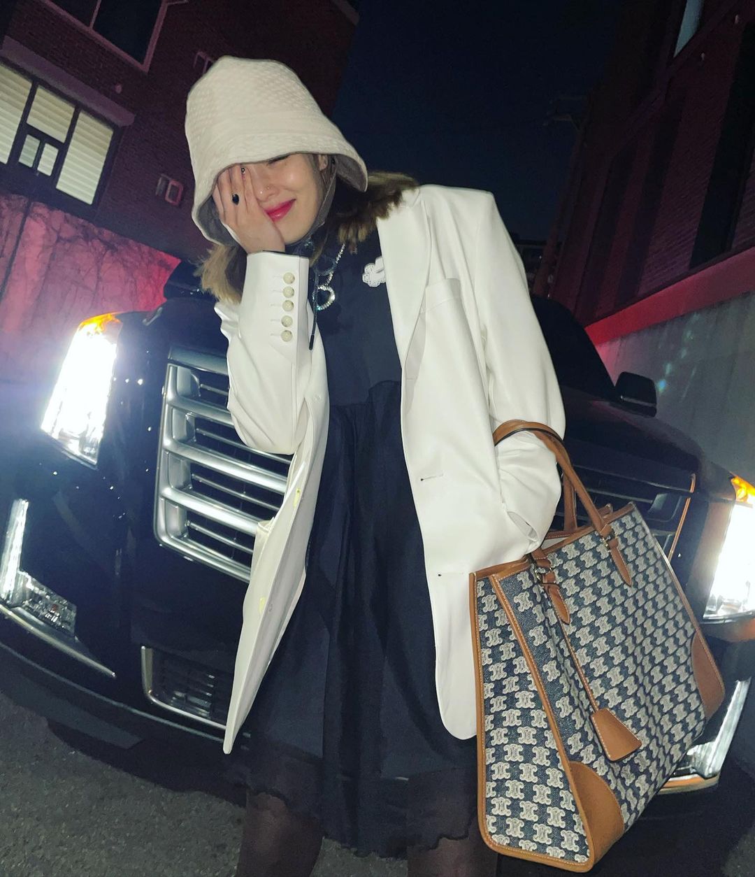 泫雅风深灰牛仔裤穿搭,土到极致就是潮穿搭儿童