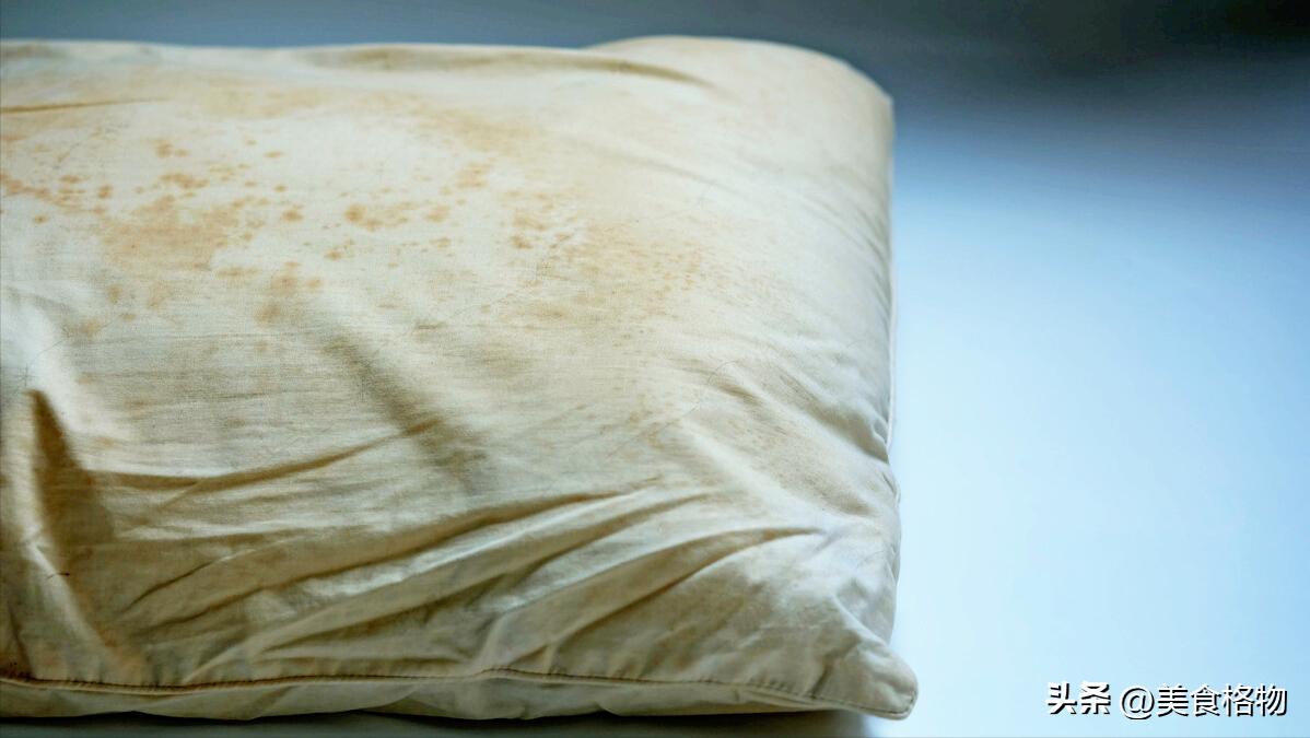 枕头不管多脏多黄只用一招就行,不管枕芯有多黄
