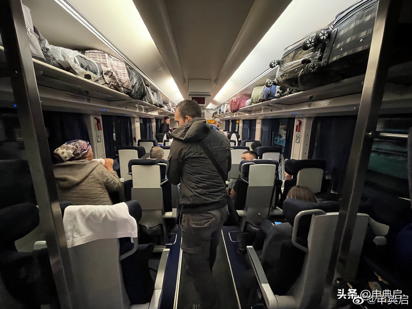 哈国贪污警察被我指着鼻子骂，要求对方出示警察证件