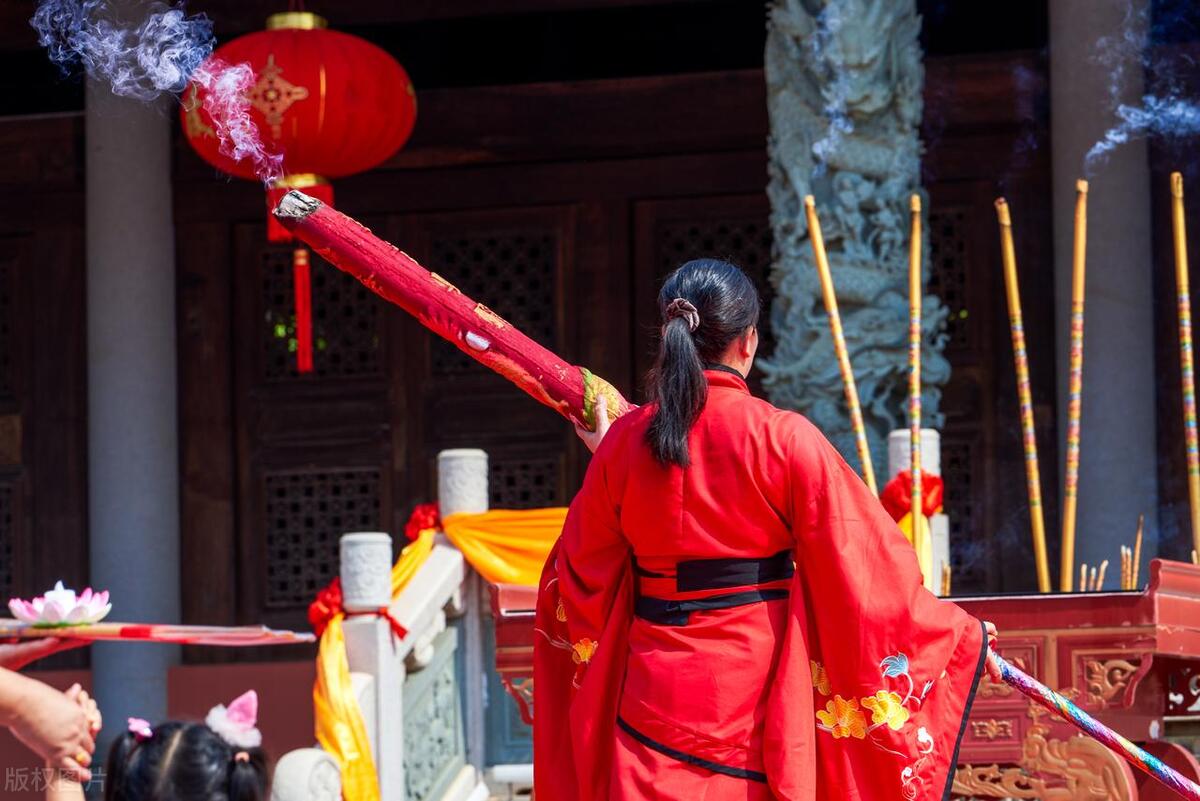 去寺庙上香前的注意事项,祖宗上香的讲究与禁忌有哪些