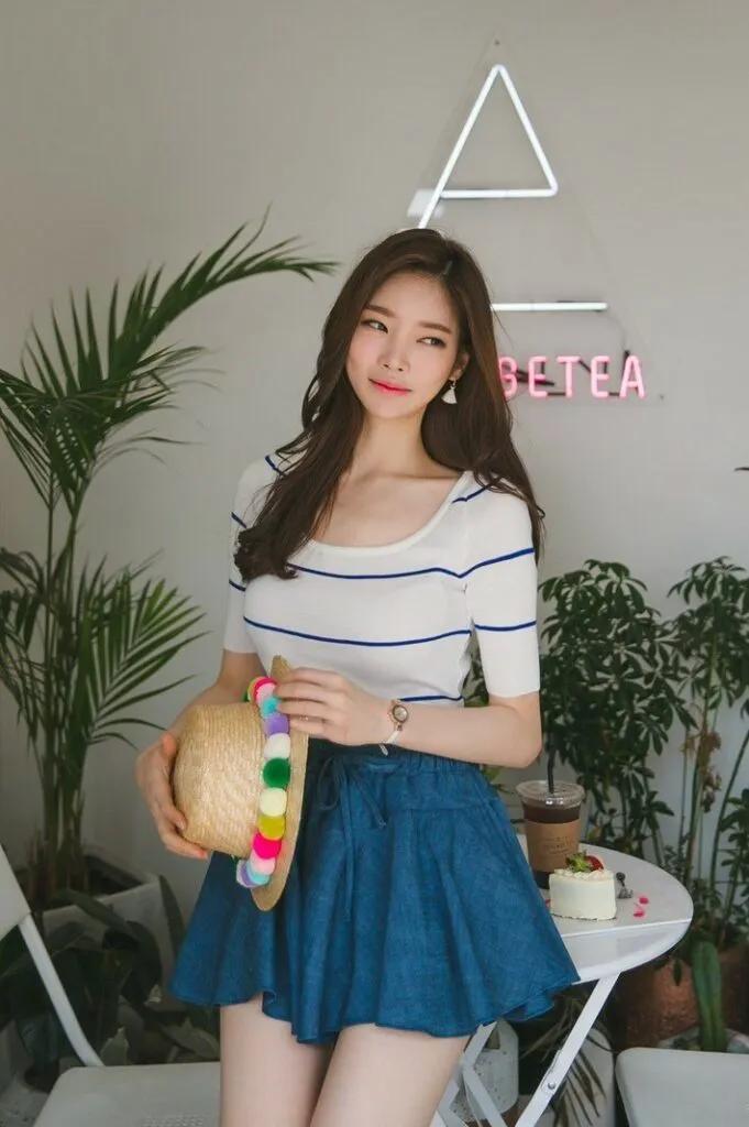 韩国模特朴正旭图片,朴正允真丝抹胸裙