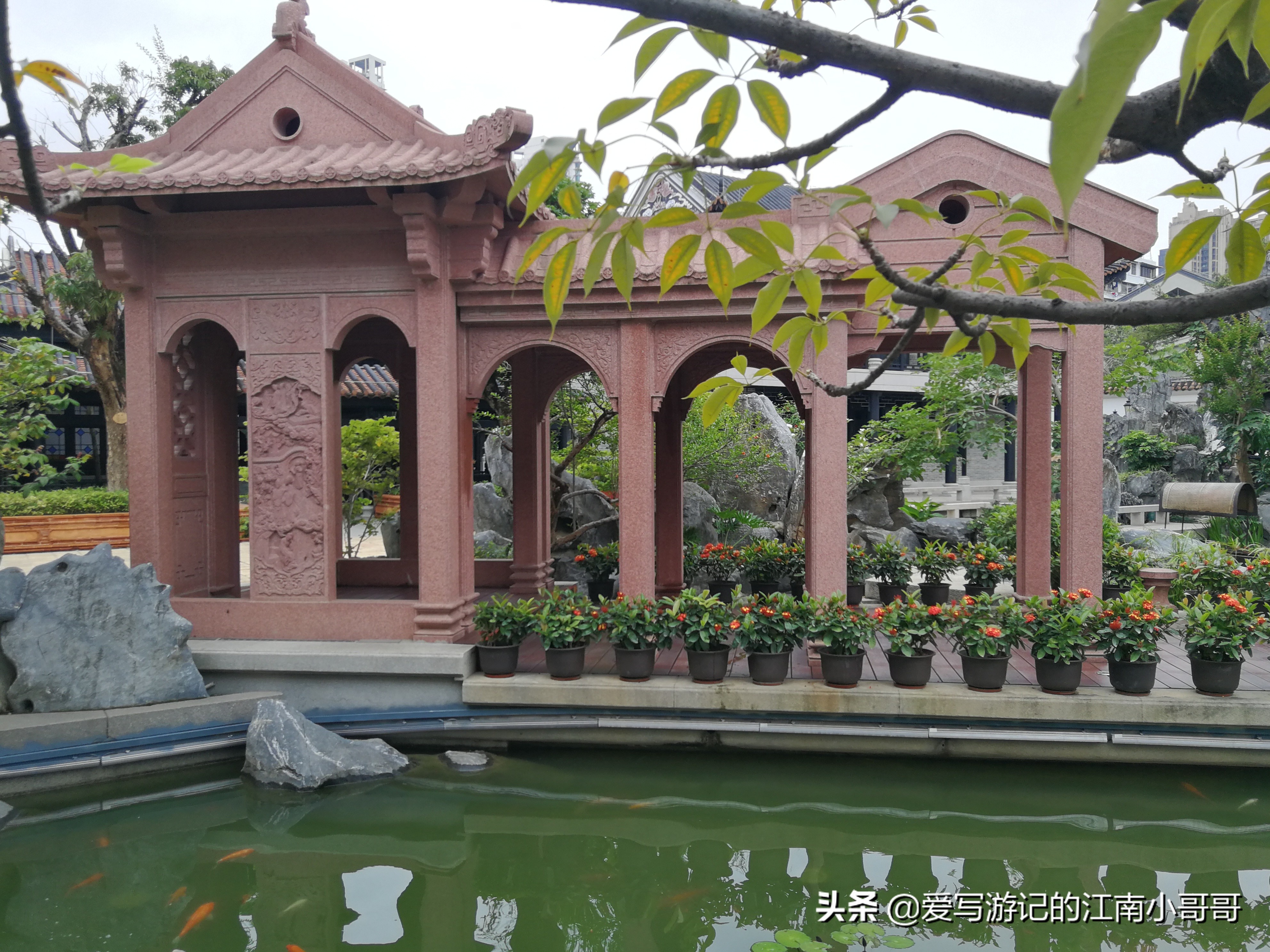 粤博内的红石舫、吉庆别馆、八和阁和万福台，通过池塘串联了起来