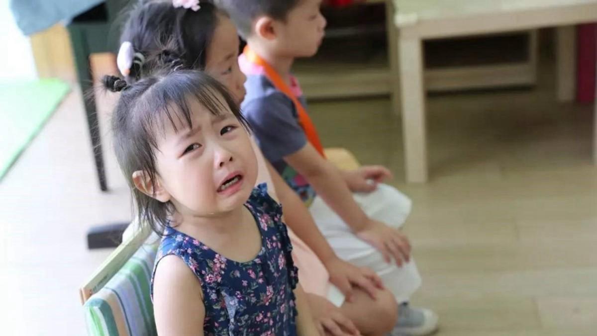 幼儿入园哭闹不想上幼儿园怎么办,幼儿园新生入园哭闹老师哄娃技巧