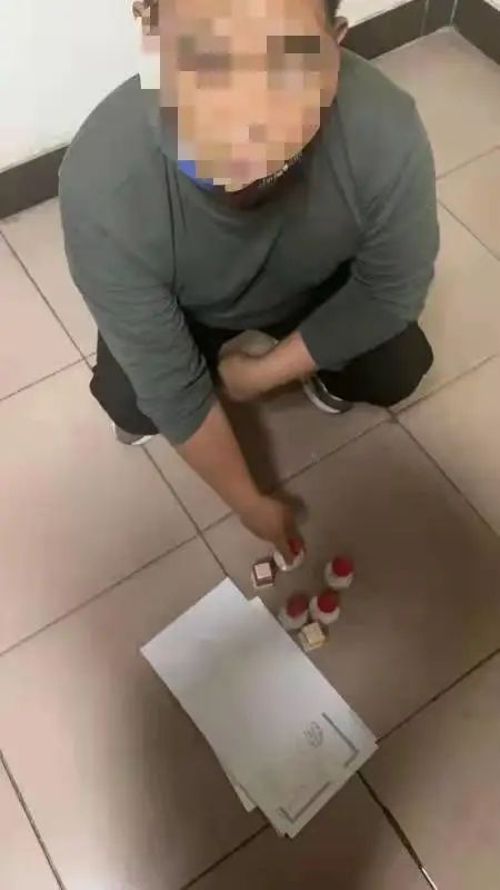 警惕！出售贩卖银行卡和对公账户，构成帮信犯罪!