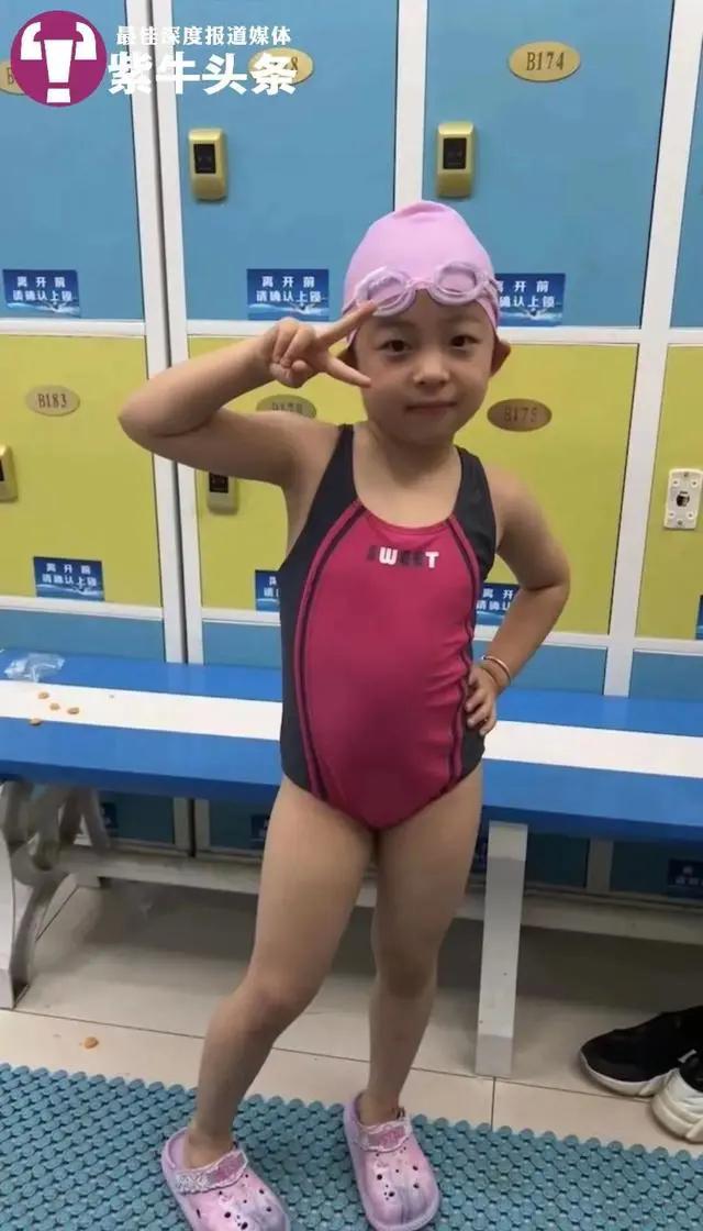 一分钟拍球儿童,六岁女孩一分钟用脚拍打瑜伽球