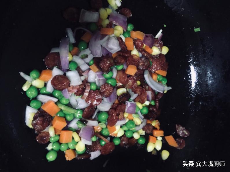 做蛋炒饭是先倒油还是先开火,做蛋炒饭要不要先把饭炒熟