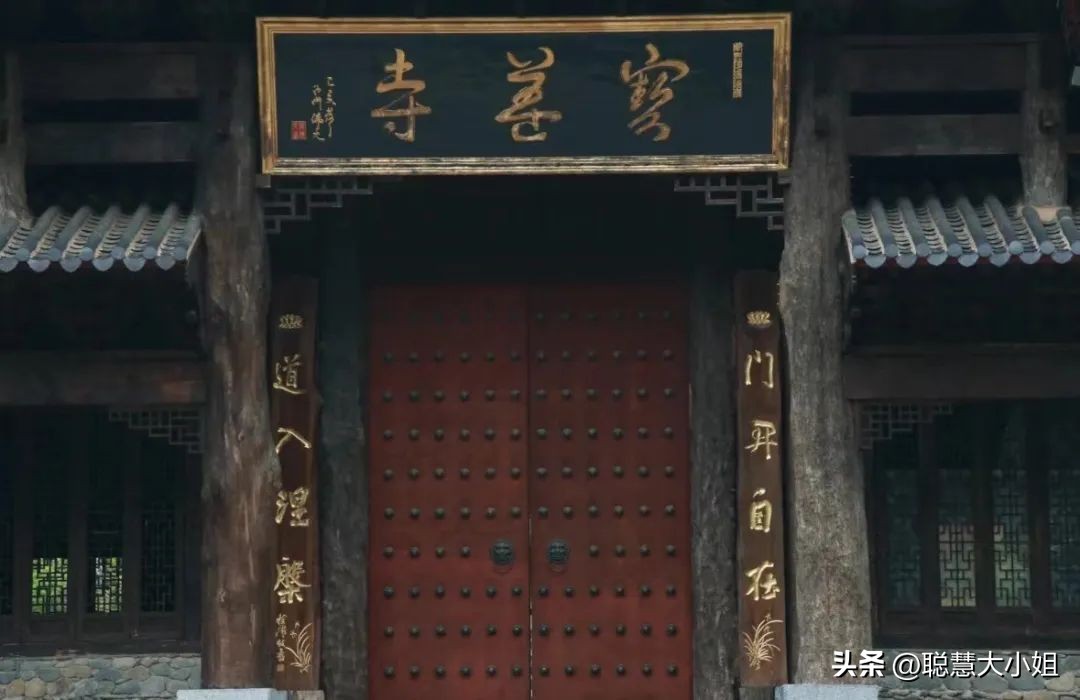 一场烟花登顶热搜！满城美食火成顶流，这座夏日小城太宝藏了！