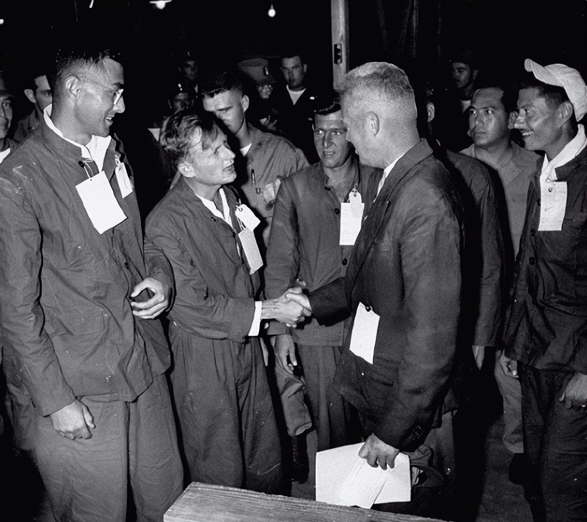 朝鲜战场美国老兵接受采访,外国记者在抗日战争采访中国军人