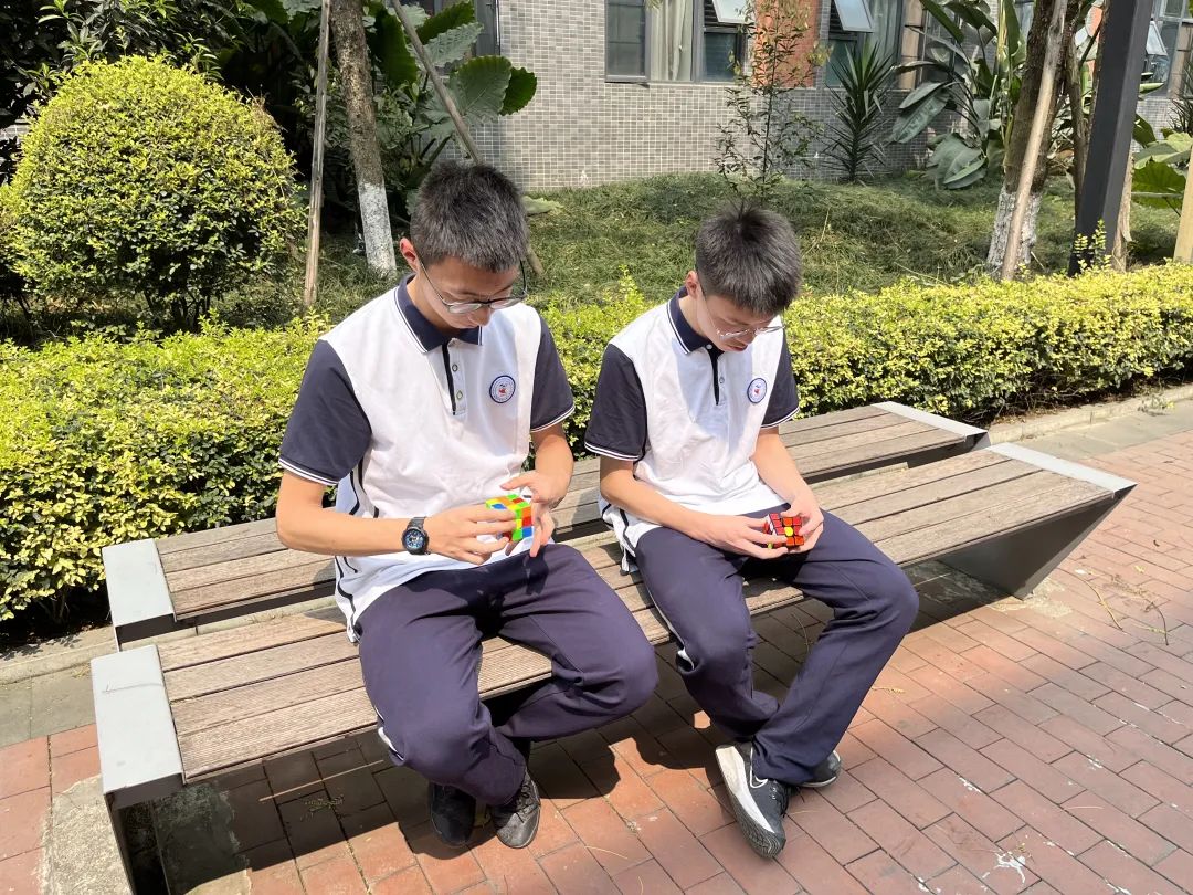 问一下，有多少家长被三阶魔方整“魔怔”了？