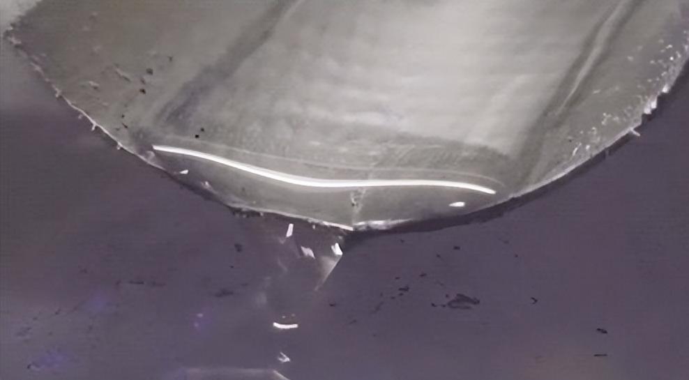 尿尿在马桶会触发马拉高尼效应吗,往开水里尿尿会发生什么