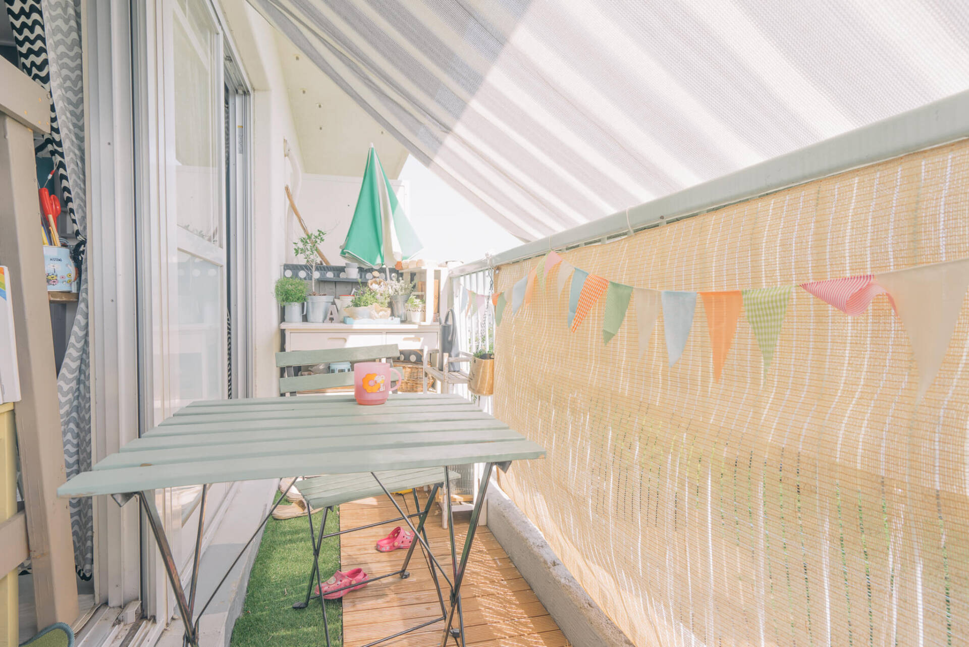 封闭阳台晾衣服养花如何布置,既能养花又可以封的阳台