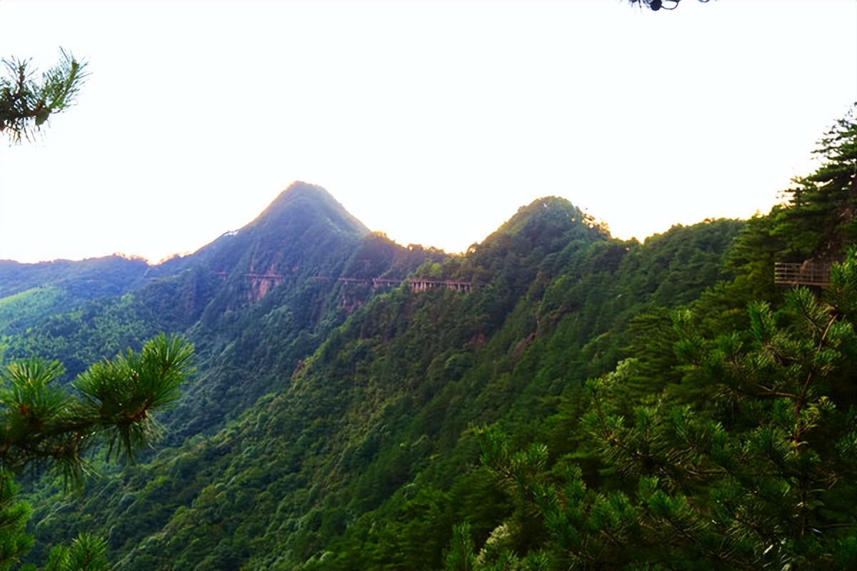 羊狮慕与张家界哪个好,江西明月山和羊狮慕哪个更值得去