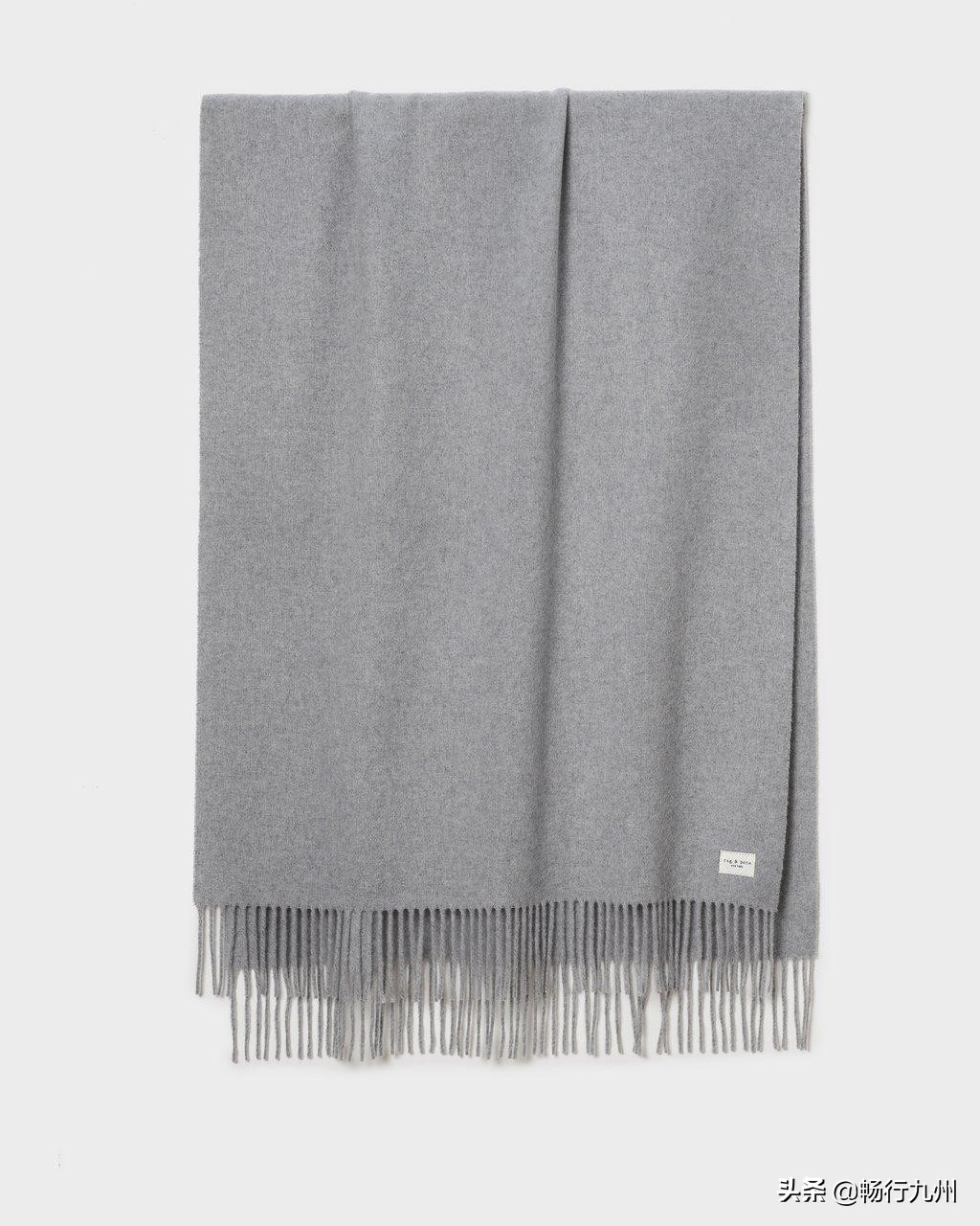 秋冬流行的大牌围巾,必备的三款颜色围巾