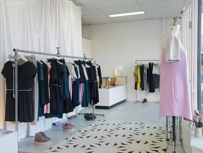 实体店倒闭如潮出路在何方,实体店倒闭无数人失业该怎么活