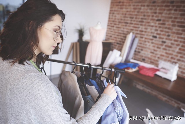 衣服洗好正着晒还是反着晒？新衣服买来要不要洗？很多人都做错了