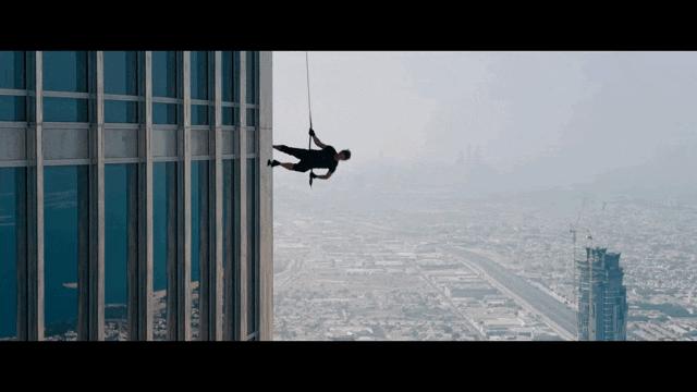 碟中谍7阿汤哥有多拼,碟中谍7阿汤哥上演惊险飞行