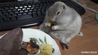 女生夏天穿靴子脚不臭吗,女生的脚和男生的脚哪个臭