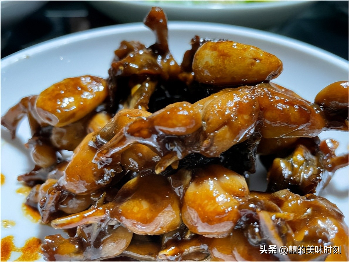 浙江大哥请客吃饭，点了12个菜却被朋友吐槽不已，网友：不识货