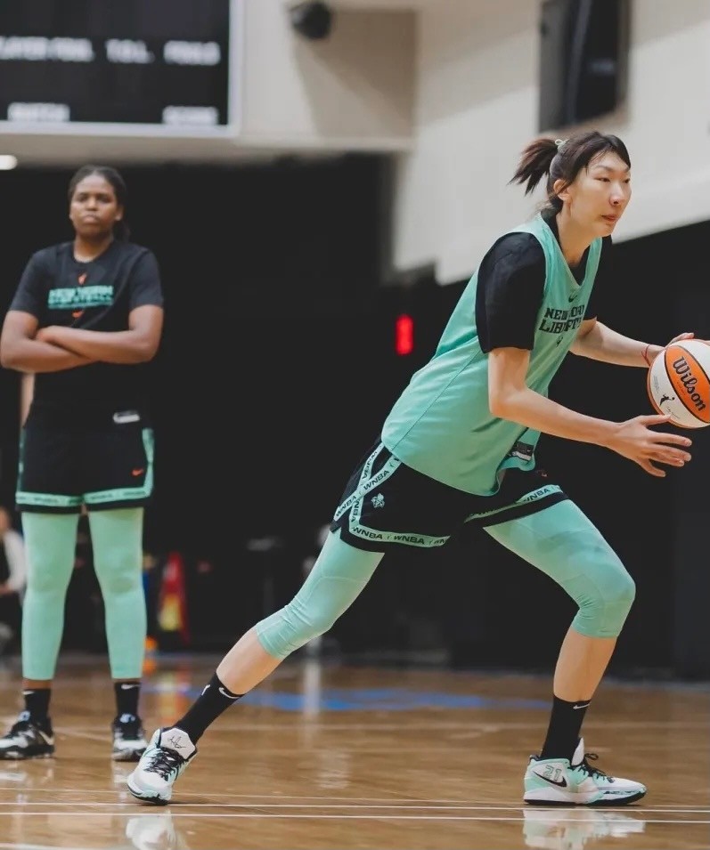 不甘心！女篮王牌征战WNBA被弃用，仅打5分钟，自我打气加油