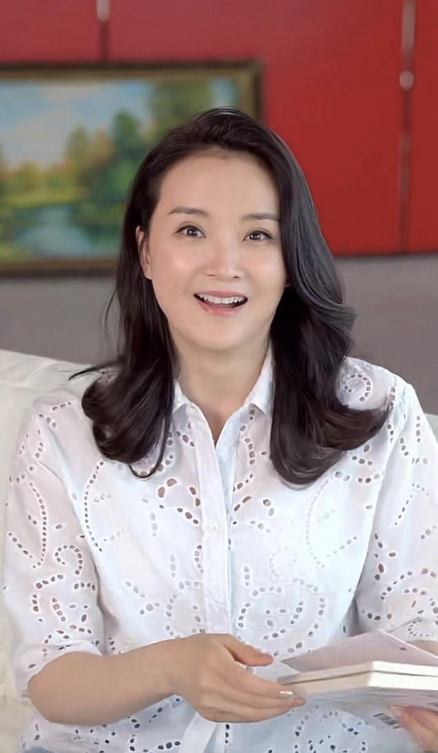 王*母艳**亲节获儿子送花，17岁球球穿4400元T恤，富养长大却很懂事