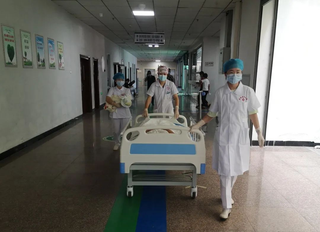 孕妇在路边突然分娩,孕妇送医院产子