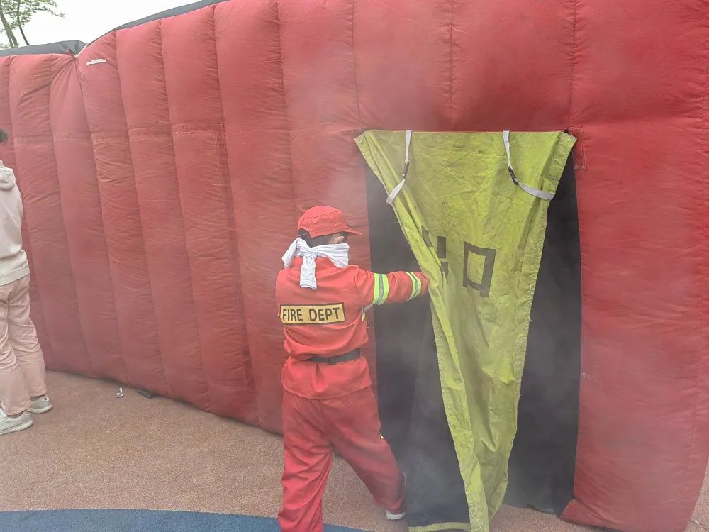 消防队来学校开展消防演练活动,消防知识进校园科普演练护成长