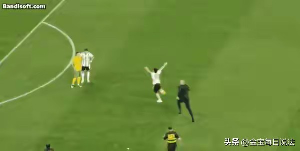 梅西被球迷拥抱怎么处罚的,梅西不要为难