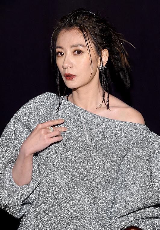 贾静雯女儿遭威胁,贾静雯女儿咘咘抛媚眼