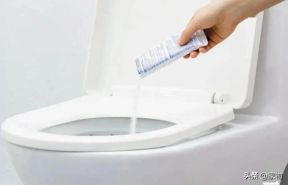 马桶堵了如何自己快速疏通无工具,大便把马桶整堵了如何能快速疏通