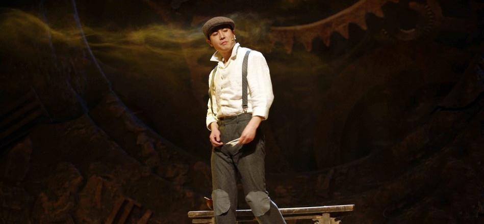 易烊千玺凭什么能和吴京拍戏,易烊千玺吴京的演技有多好