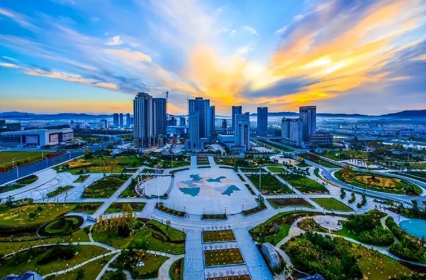 回顾美艳董事长落马，21岁刚毕业就当上了当地局长，疑似权色上位