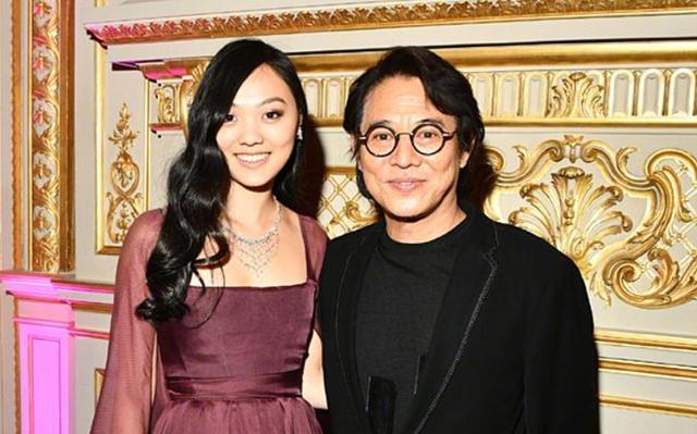 情义千斤不敌胸脯四两的意思,情义千斤不敌胸脯二两